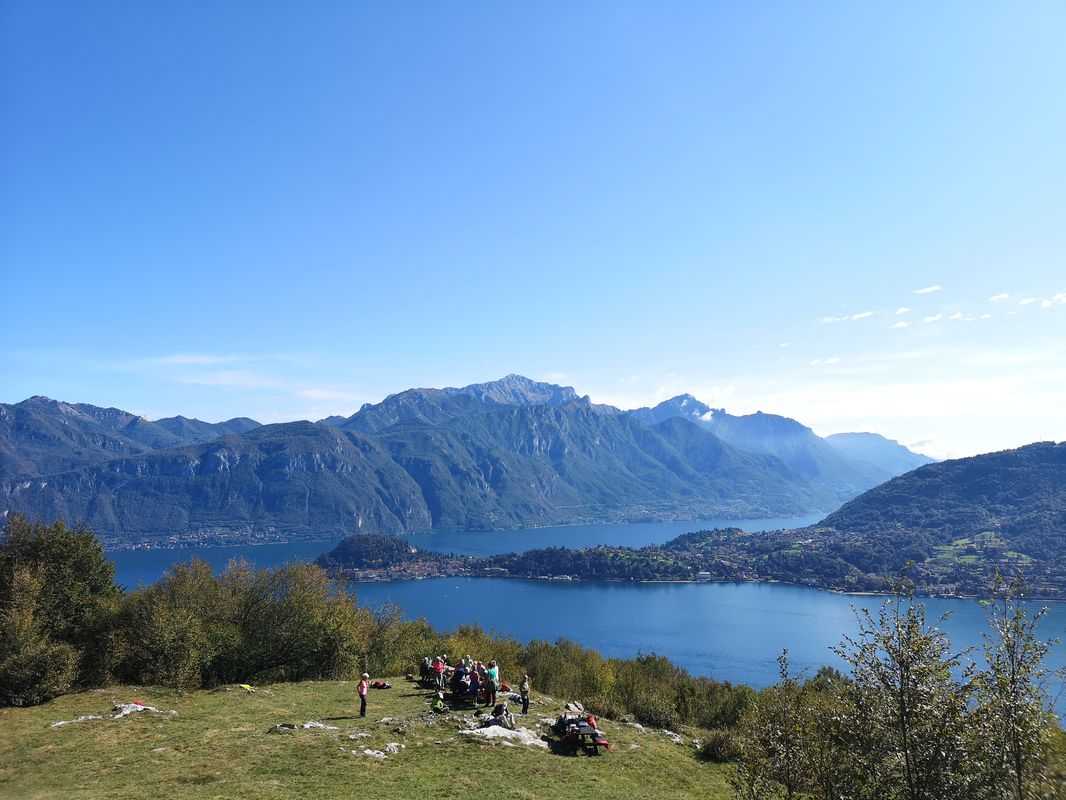 Pausa merenda con vista sul Lago di Como e le sue montagne