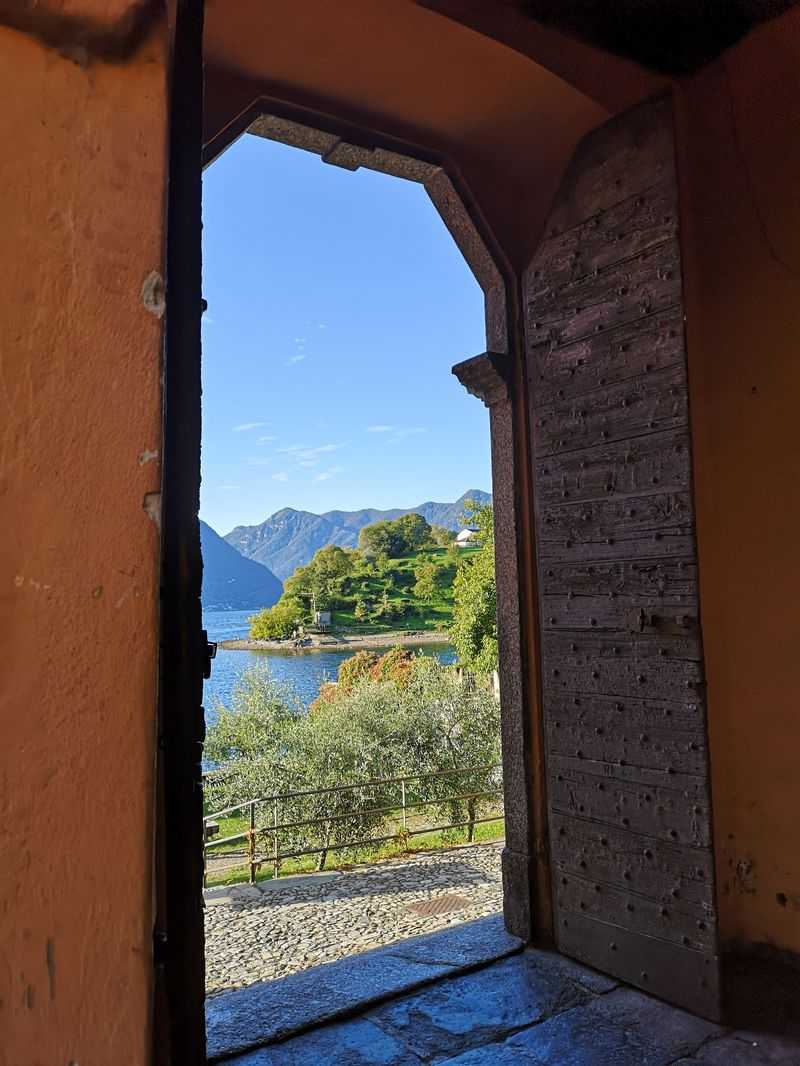 Una finestra sul lago di Como e le sue montagne